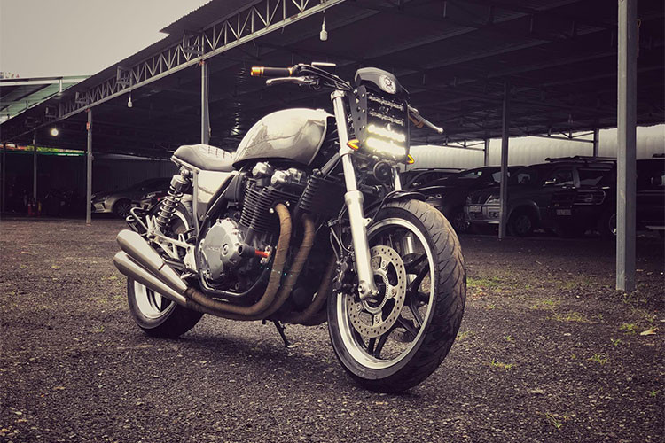 Mẫu xe môtô Honda CB1100 đóng vai trò là kẻ tân thời, hồi sinh dòng naked-bike huyền thoại CB của hãng xe Nhật bản từ những năm 1969. Kể từ đó, chiếc môtô mang dáng dấp hoài cổ này đã làm siêu lòng không ít giới hâm mộ bởi vẻ đẹp bất tử của dòng classic-bike nhà Honda.