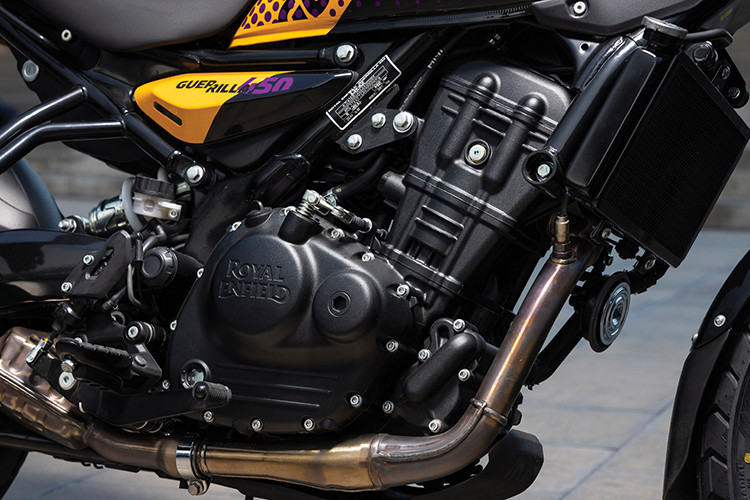 Về thông số kỹ thuật, động cơ của Royal Enfield Guerrilla 450 “Dash” không có gì khác biệt so với mẫu “Flash” tiêu chuẩn. Xe trang bị động cơ Sherpa 452cc, 4 thì, 4 van, DOHC, làm mát bằng chất lỏng, sản sinh công suất 40 mã lực và mô-men xoắn cực đại 40Nm.