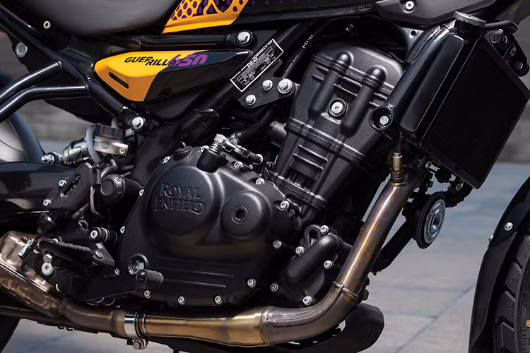 Về thông số kỹ thuật, động cơ của Royal Enfield Guerrilla 450 “Dash” không có gì khác biệt so với mẫu “Flash” tiêu chuẩn. Xe trang bị động cơ Sherpa 452cc, 4 thì, 4 van, DOHC, làm mát bằng chất lỏng, sản sinh công suất 40 mã lực và mô-men xoắn cực đại 40Nm.