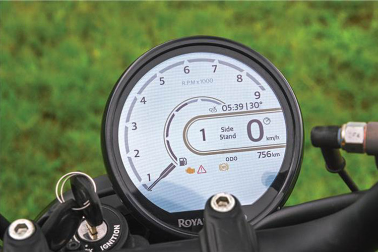 Đáp ứng nhu cầu đó, phiên bản đặc biệt này đã được sản xuất chính thức. Và giờ đây, với sự ra mắt của mẫu Royal Enfield Guerrilla 450 Dash 2025 mới, phiên bản này sẽ chính thức có mặt trên thị trường vào năm 2025, mang đặc trưng của màu sắc Peix Bronze.