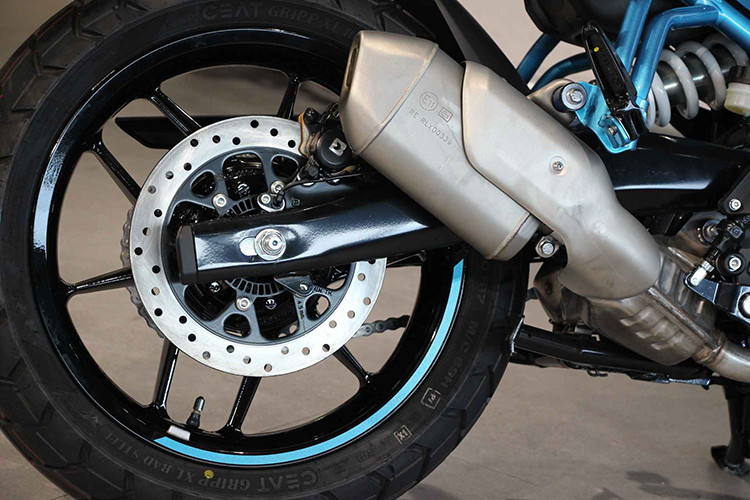 Royal Enfield Guerrilla 450 “Dash” phiên bản mới này sẽ được trang bị các tính năng đáng chú ý như đèn pha LED tròn, cụm đồng hồ tròn, gương chiếu hậu ORVM tròn, đèn hậu LED tích hợp đèn báo rẽ.