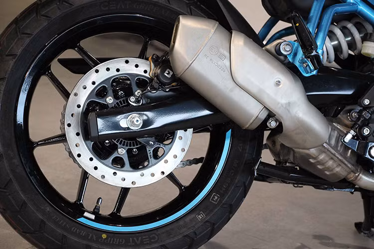 Royal Enfield Guerrilla 450 “Dash” phiên bản mới này sẽ được trang bị các tính năng đáng chú ý như đèn pha LED tròn, cụm đồng hồ tròn, gương chiếu hậu ORVM tròn, đèn hậu LED tích hợp đèn báo rẽ.