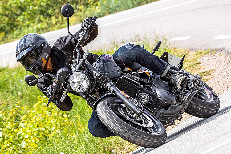 Mức giá xe Royal Enfield Guerrilla 450 "Dash" được ra mắt tại Ấn Độ khởi điểm 249.000 rupee (tương đương khoảng 73 triệu đồng). Mức giá này khá hấp dẫn với giới chơi môtô phong cách cổ điển.