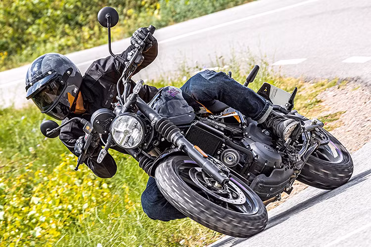 Mức giá xe Royal Enfield Guerrilla 450 "Dash" được ra mắt tại Ấn Độ khởi điểm 249.000 rupee (tương đương khoảng 73 triệu đồng). Mức giá này khá hấp dẫn với giới chơi môtô phong cách cổ điển.