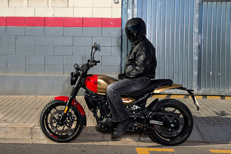 Xe cũng được trang bị bướm ga điện tử, ly hợp chống trượt và hệ thống ABS tiêu chuẩn. Các chế độ lái và công nghệ mới là những điểm nhấn thực sự của chiếc xe này. Xe có 2 chế độ lái là Performance Mode và Eco Mode, lần lượt hướng tới hiệu năng và tiết kiệm xăng.