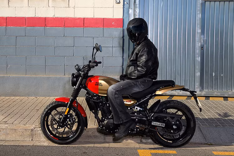 Xe cũng được trang bị bướm ga điện tử, ly hợp chống trượt và hệ thống ABS tiêu chuẩn. Các chế độ lái và công nghệ mới là những điểm nhấn thực sự của chiếc xe này. Xe có 2 chế độ lái là Performance Mode và Eco Mode, lần lượt hướng tới hiệu năng và tiết kiệm xăng.