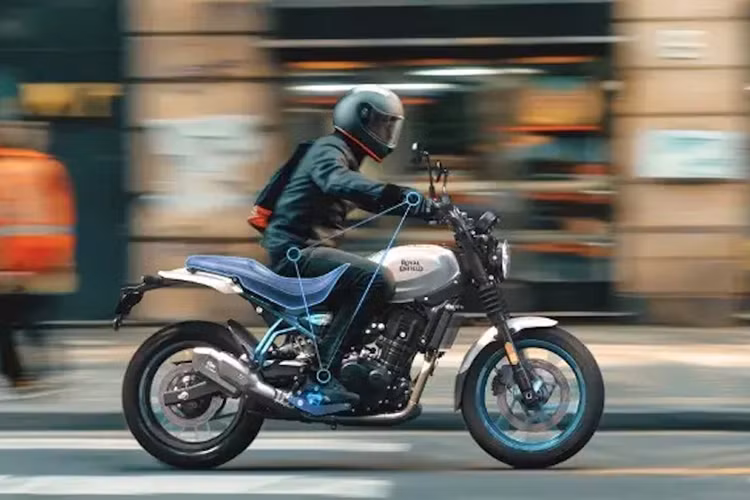 Ngoài ra, khách hàng có thể thêm nhiều loại phụ kiện vào Guerrilla 450 “Dash” 2025 để tăng cường chức năng và phong cách của xe. Chúng gồm các tấm ốp bảo vệ động cơ lớn, mào chắn gió tối màu, gương chiếu hậu màu đen, ốp két nước, ốp che cụm đồng hồ màu đen Halcyon, chống đổ, gương chiếu hậu gắn gù và túi đựng đồ mềm... 