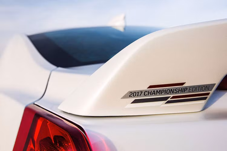 Phiên bản đặt biệt của Cadillac ATS-V coupe và sedan CTS-V sẽ được sơn hai màu ngoại thất bao gồm: Đen (Black Raven) hoặc Trắng (Crystal White Tricoat) cùng với các màu phối mang đậm phong cách IMSA.