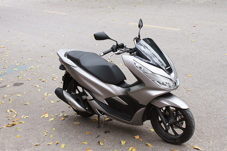 Ngoài ra, hệ thống phanh kết hợp với phanh đĩa 3 pít-tông ở bánh trước trong nhiều năm qua đã đáp ứng được yêu cầu cơ bản nhưng lúc này có lẽ nhiều người dùng sẽ mong Honda trang bị hệ thống phanh chống bó cứng ABS - vốn đã được các đối thủ áp dụng từ lâu. Theo ghi nhận thực tế, mức tiêu hao nhiên liệu của xe khoảng 45 km/lít, tương đương 2,5 lít/100 km. 