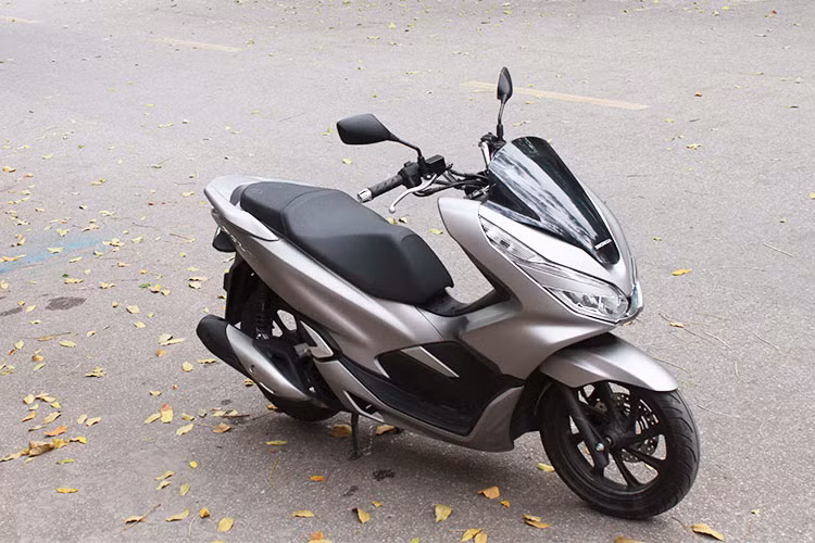 Ngoài ra, hệ thống phanh kết hợp với phanh đĩa 3 pít-tông ở bánh trước trong nhiều năm qua đã đáp ứng được yêu cầu cơ bản nhưng lúc này có lẽ nhiều người dùng sẽ mong Honda trang bị hệ thống phanh chống bó cứng ABS - vốn đã được các đối thủ áp dụng từ lâu. Theo ghi nhận thực tế, mức tiêu hao nhiên liệu của xe khoảng 45 km/lít, tương đương 2,5 lít/100 km. 