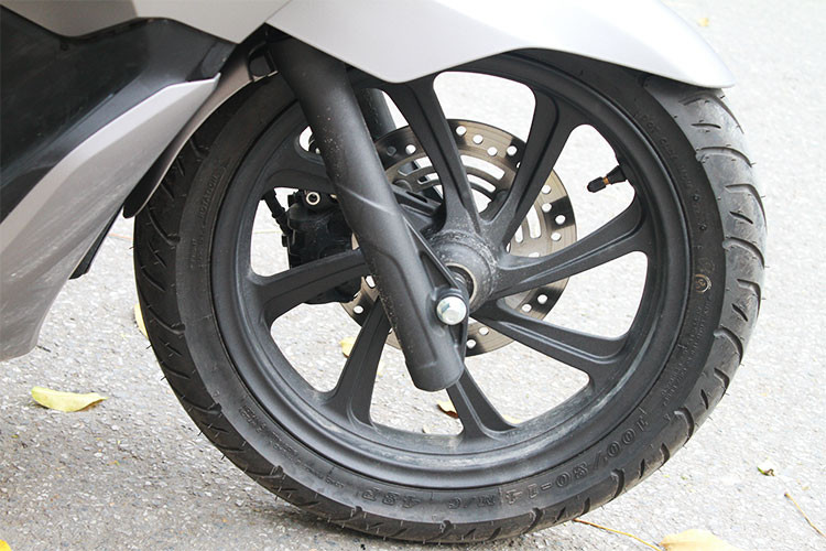 Điểm đáng tiếc là PCX 2018 tại Việt Nam vẫn chỉ sử dụng phanh kết hợp với phanh đĩa ở phía trước và phanh tang trống phía sau, trong khi tại các thị trường khác trong khu vực như Indonesia, Thái Lan, ngoài phanh đĩa tiêu chuẩn trên cả hai bánh, xe còn có thêm lựa chọn phanh chống bó cứng ABS ở bánh trước, gia tăng sự an toàn khi vận hành.