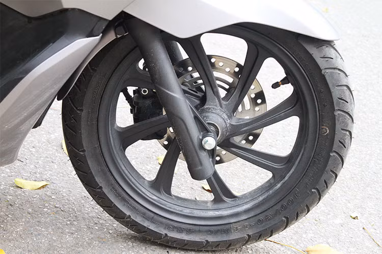 Điểm đáng tiếc là PCX 2018 tại Việt Nam vẫn chỉ sử dụng phanh kết hợp với phanh đĩa ở phía trước và phanh tang trống phía sau, trong khi tại các thị trường khác trong khu vực như Indonesia, Thái Lan, ngoài phanh đĩa tiêu chuẩn trên cả hai bánh, xe còn có thêm lựa chọn phanh chống bó cứng ABS ở bánh trước, gia tăng sự an toàn khi vận hành.