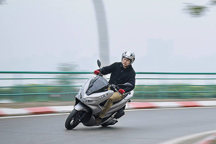 Cầm lái Honda PCX 150 mới, mặc dù có thân xe khá nặng nhưng qua trải nghiệm sơ bộ, xe đem tới độ vọt khá tốt. Ngoài ra nhờ có bánh xe kích thước lớn và lốp bám đường, PCX có thể "ôm cua" một cách đầy tự tin so với những mẫu xe ga bình thường khác. Tuy nhiên, dù được trang bị khối động cơ 150cc nhưng xe vẫn có cảm giác hơi yếu khi chở hai người khi leo dốc. 