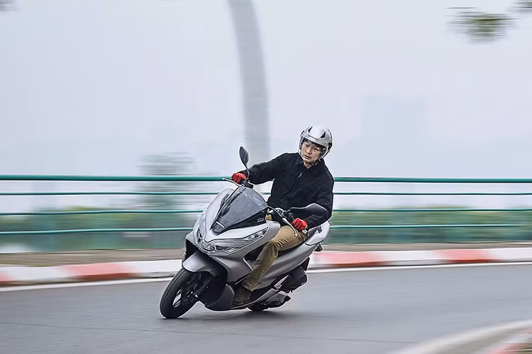 Cầm lái Honda PCX 150 mới, mặc dù có thân xe khá nặng nhưng qua trải nghiệm sơ bộ, xe đem tới độ vọt khá tốt. Ngoài ra nhờ có bánh xe kích thước lớn và lốp bám đường, PCX có thể "ôm cua" một cách đầy tự tin so với những mẫu xe ga bình thường khác. Tuy nhiên, dù được trang bị khối động cơ 150cc nhưng xe vẫn có cảm giác hơi yếu khi chở hai người khi leo dốc. 
