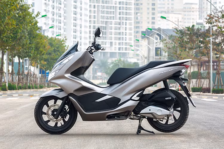 Mẫu xe tay ga cỡ lớn Honda PCX tại Việt Nam không thành công trong những năm qua, xét về sức hút nó không được nổi bật như "đối thủ" Yamaha NVX. Chính vì vậy, Honda Việt Nam kỳ vọng PCX 150 mới là "vũ khí" giúp hãng xe này đấu lại với "người đồng hương" Yamaha NMax 155 trên thị trường trong thời gian tới.
