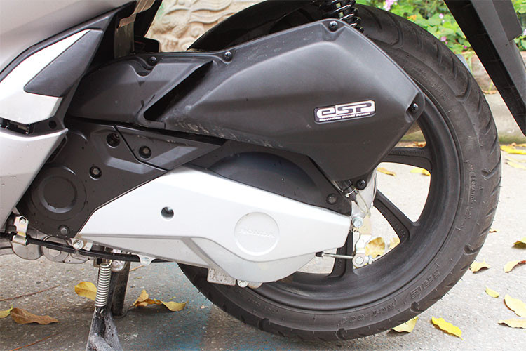 Honda PCX mới vẫn sở hữu khối động cơ eSP, làm mát bằng dung dịch cùng những công nghệ tiên tiến như hệ thống phun xăng điện tử PGM FI, hệ thống dừng động cơ tạm thời Idling Stop, hệ thống khởi động ACG. Khối động cơ 150 phân khối cho công suất 14,5 mã lực tại 8.500 vòng/phút, mô men xoắn cực đại 13,6 Nm tại 6.500 vòng/phút.