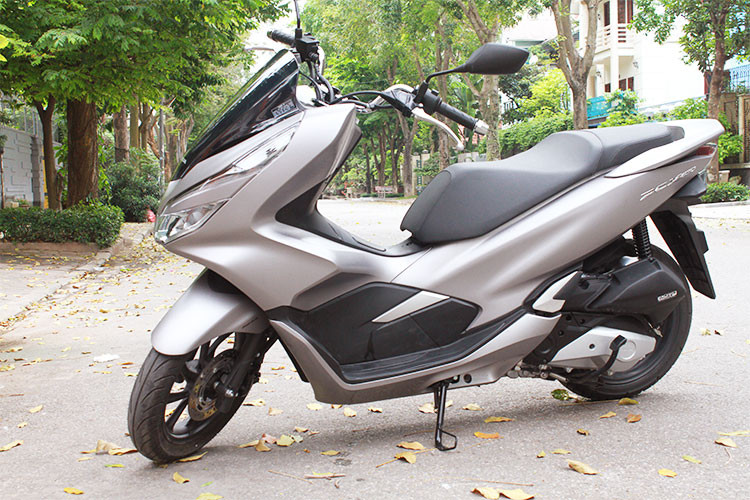 PCX hướng đến đối tượng đặc thù nam giới, độ tuổi trung niên muốn có một mẫu xe thiết kế nam tính, di chuyển thuận tiện khi đi cùng gia đình - chính vì vậy lượng khách hàng dành cho mẫu xe này cũng là một bất lợi về doanh số giống như những thế hệ trước. Đặc biệt, mức giá bán 70,5 triệu đồng cũng được xem là khá cao với mẫu xe tay ga cỡ lớn này khi so sánh nó với đối thủ Yamaha NVX 155.