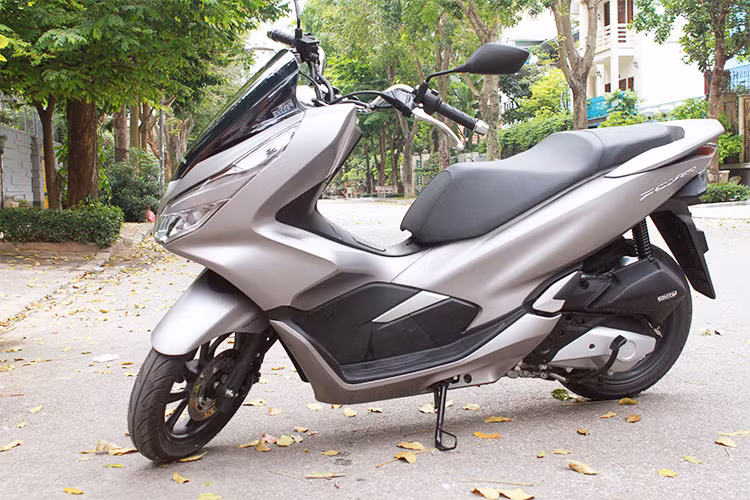 PCX hướng đến đối tượng đặc thù nam giới, độ tuổi trung niên muốn có một mẫu xe thiết kế nam tính, di chuyển thuận tiện khi đi cùng gia đình - chính vì vậy lượng khách hàng dành cho mẫu xe này cũng là một bất lợi về doanh số giống như những thế hệ trước. Đặc biệt, mức giá bán 70,5 triệu đồng cũng được xem là khá cao với mẫu xe tay ga cỡ lớn này khi so sánh nó với đối thủ Yamaha NVX 155.