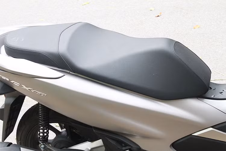 Khung xe chuyển từ dạng Underbone sang dạng khung treo võng đôi, giúp tăng độ vững chắc cho hệ thống khung sườn, tăng khả năng điều khiển, đồng thời khai thác triệt để được công suất động cơ. Yên xe trên phiên bản mới này thiết kế không thay đổi so với thế hệ cũ vẫn dạng liền mềm, hạ thấp trọng tâm người lái giúp dễ dàng điều khiển. 