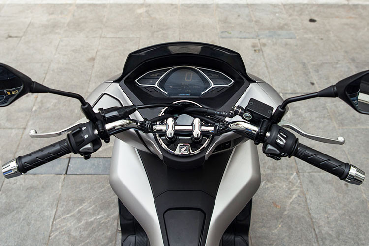 Trên phiên bản mới này, xe sử dụng đồng hồ hiển thị kỹ thuật số LCD mới đảo ngược để tăng độ sắc sảo trong việc hiển thị thông tin trên đồng hồ. Hơn nữa, khu vực hiển thị lớn ở giữa được lắp đặt để bố trí công tơ mét, đồng hồ thời gian, mức tiêu thụ nhiên liệu trung bình và đồng hồ đo nhiên liệu giúp đảm bảo tầm nhìn tốt, giúp người lái quan sát thông tin dễ dàng...