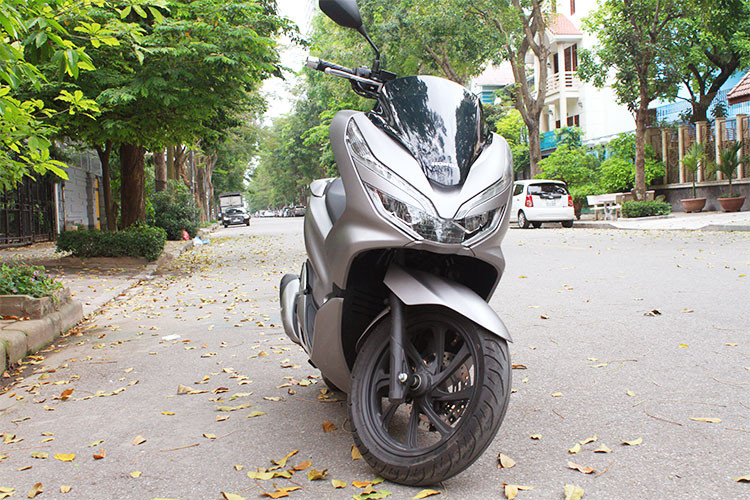 Về ngoại hình, Honda PCX 2018 đã pha trộn những nét tinh túy nhất trên hai bản nâng cấp của thế hệ đầu tiên để tạo nên một chiếc xe đẹp mắt và gợi cảm bằng những đường cong ấn tượng. Thêm vào đó là sự kết nối liền mạch giữa các mảng ốp nhựa trên thân xe với thiết kế mới của Honda mang lại vẻ tổng thể hài hòa từ phần đầu cho tới phần đuôi xe.
