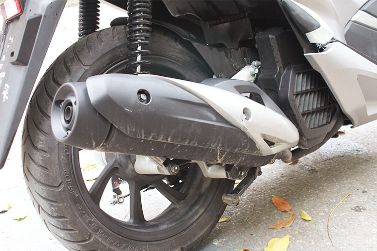 Vẫn là kích cỡ 14 inch nhưng vành của Honda PCX 2018 lại được thiết kế dạng 8 chấu mới thay vì 5 chấu đơn giản ở thế hệ trước. Lốp xe của PCX thế hệ mới có kích cỡ lớn hơn, là loại 100/80 – 14 ở bánh trước và 120/70 – 14 ở bánh sau, so với các kích cỡ tương ứng 90/90-14 và 100/90-14 ở thế hệ trước. Hệ thống ống xả cũng được làm mới lại hoàn toàn.