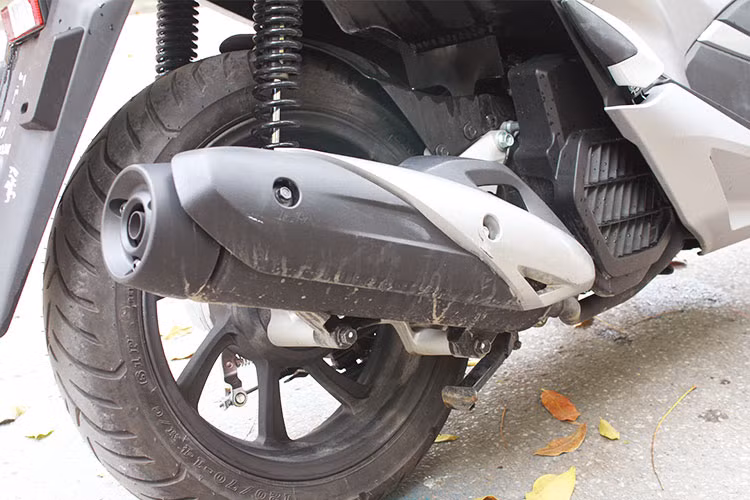 Vẫn là kích cỡ 14 inch nhưng vành của Honda PCX 2018 lại được thiết kế dạng 8 chấu mới thay vì 5 chấu đơn giản ở thế hệ trước. Lốp xe của PCX thế hệ mới có kích cỡ lớn hơn, là loại 100/80 – 14 ở bánh trước và 120/70 – 14 ở bánh sau, so với các kích cỡ tương ứng 90/90-14 và 100/90-14 ở thế hệ trước. Hệ thống ống xả cũng được làm mới lại hoàn toàn.