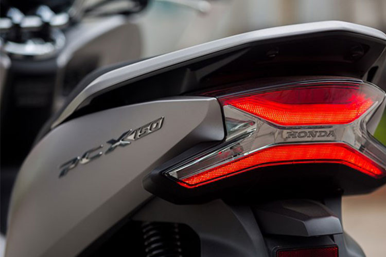 Thiết kế phía sau vẫn duy trì sự thanh mảnh và tinh tế, tuy nhiên cụm đèn sau được thiết kế hai tầng có kích thước lớn hơn, tạo hình chữ X cách điệu, cho hình dạng phát sáng độc đáo mà vẫn giữ được nét sắc sảo riêng. Trong khi đó, hai bên thân xe cũng có cặp tem nổi chữ PCX 150 mạ crom mới.