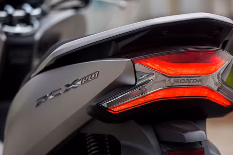 Thiết kế phía sau vẫn duy trì sự thanh mảnh và tinh tế, tuy nhiên cụm đèn sau được thiết kế hai tầng có kích thước lớn hơn, tạo hình chữ X cách điệu, cho hình dạng phát sáng độc đáo mà vẫn giữ được nét sắc sảo riêng. Trong khi đó, hai bên thân xe cũng có cặp tem nổi chữ PCX 150 mạ crom mới.
