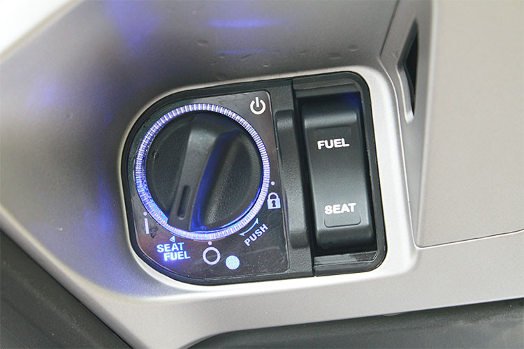 Thiết kế ghi đông của PCX 2018 không thay đổi so với thế hệ cũ nhưng các nút điều khiển như còi, nút bật/tắt đèn, chuyển chế độ pha/cos đều đã được làm lớn hơn, trong đó nút bật/tắt đèn đã chuyển sang dạng bấm thay vì kiểu gạt như trước kia. Xe sẽ vẫn tiếp tục được trang bị Hệ thống khóa thông minh Honda SMART Key với 2 chìa khóa thông minh FOB.