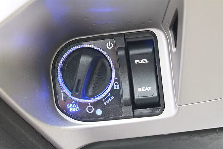 Thiết kế ghi đông của PCX 2018 không thay đổi so với thế hệ cũ nhưng các nút điều khiển như còi, nút bật/tắt đèn, chuyển chế độ pha/cos đều đã được làm lớn hơn, trong đó nút bật/tắt đèn đã chuyển sang dạng bấm thay vì kiểu gạt như trước kia. Xe sẽ vẫn tiếp tục được trang bị Hệ thống khóa thông minh Honda SMART Key với 2 chìa khóa thông minh FOB.