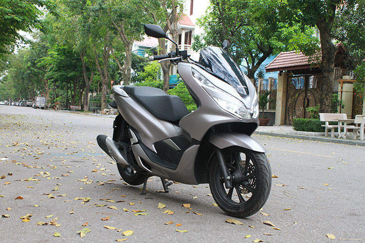 Dựa trên thế hệ PCX thứ 2 được giới thiệu từ đầu năm 2014, mẫu xe tay ga maxi scooter Honda PCX phiên bản 2018 đã chính thức "trình làng" khách hàng tại Việt Nam vào đầu tháng 1/2018 vừa qua. Đáng chú ý trên phiên bàn mới ra mắt này là mẫu Honda PCX 150 mới nhằm đem lại cho người dùng trải nghiệm mạnh mẽ hơn so với "đàn em" 125cc.