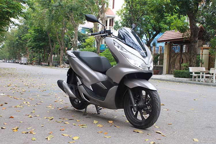 Dựa trên thế hệ PCX thứ 2 được giới thiệu từ đầu năm 2014, mẫu xe tay ga maxi scooter Honda PCX phiên bản 2018 đã chính thức "trình làng" khách hàng tại Việt Nam vào đầu tháng 1/2018 vừa qua. Đáng chú ý trên phiên bàn mới ra mắt này là mẫu Honda PCX 150 mới nhằm đem lại cho người dùng trải nghiệm mạnh mẽ hơn so với "đàn em" 125cc.