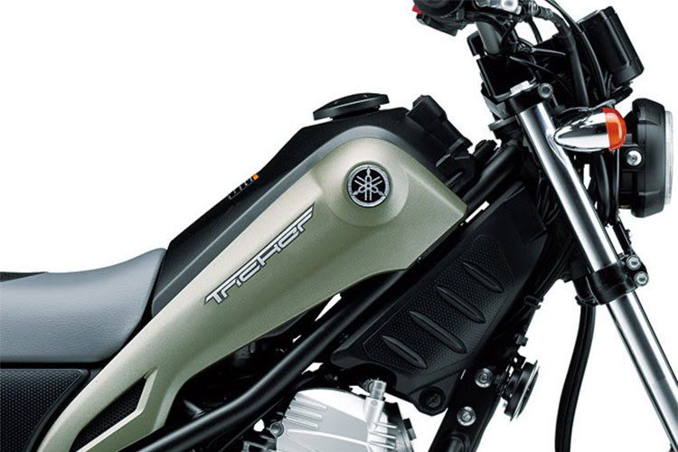 Các chi tiết khác như cấu hình vành trước/sau 19 - 16 inch và bình xăng đặt chéo. Thay đổi duy nhất trên xe là bảng đồng hồ với mặt số mới, đơn giản nhưng hiệu quả và đủ dùng. Tem xe thiết kế đơn giản hơn.