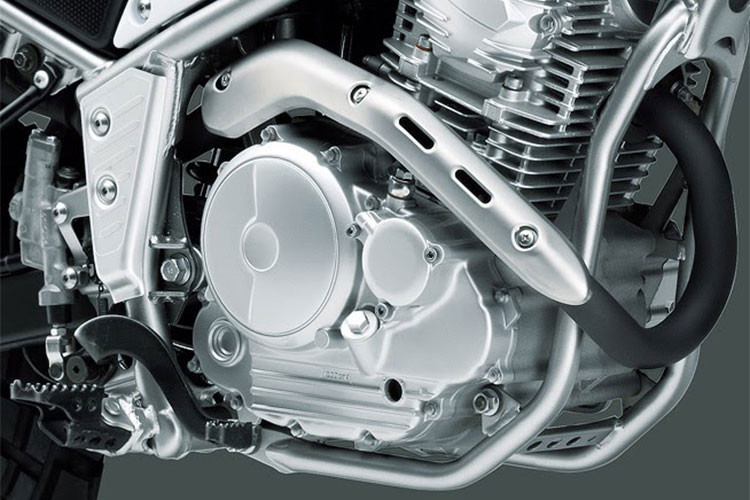 Các chi tiết mới khiến trọng lượng của Tricker tăng thêm 2kg; tuy nhiên chiếc xe vẫn mạnh mẽ hơn do có tỉ số nén được tăng từ 9.5 thành 9.7, đạt công suất 20PS và mô-men xoắn 20Nm (phiên bản cũ là 18PS/19Nm).