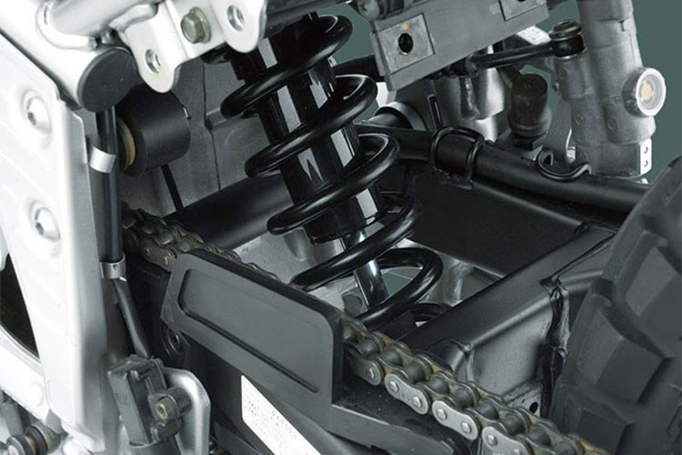 Giống như đời cũ, Tricker 2018 tiếp tục được hãng xe máy Yamaha trang bị động cơ xi-lanh đơn 249cc SOHC 2 van làm mát bằng không khí. Tuy nhiên để có thể đạt các tiêu chuẩn khí thải, Yamaha đã cải tiến hệ thống phun xăng điện tử và lắp thêm bầu lọc khí thải cho chiếc xe.