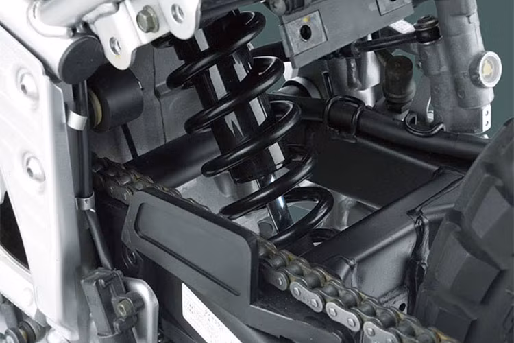 Giống như đời cũ, Tricker 2018 tiếp tục được hãng xe máy Yamaha trang bị động cơ xi-lanh đơn 249cc SOHC 2 van làm mát bằng không khí. Tuy nhiên để có thể đạt các tiêu chuẩn khí thải, Yamaha đã cải tiến hệ thống phun xăng điện tử và lắp thêm bầu lọc khí thải cho chiếc xe.