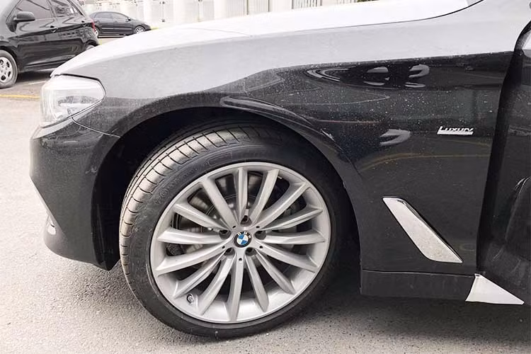 Hãng xe ôtô BMW cũng đã sử dụng nền tảng chassis CLAR (Cluster Architecture) mới để giảm trọng lượng cho xe. Dù không sử dụng sợi carbon cho xe nhưng chassis trên 5 Series mới đã nhẹ hơn thế hệ trước 70 kg, trong khi tổng trọng lượng xe giảm 100 kg. Mâm xe thiết kế dạng hợp kim đa chấu 19 inch.