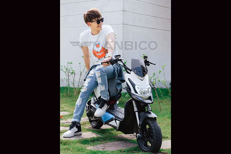 Thiết kế sàn để chân của chiếc Zoé khá rộng rãi giúp người lái để chân thoải mái, cùng với đó là các hoạ tiết nổi trên sàn vừa tăng vẻ cá tính cho chiếc xe vừa có tác dụng chống trơn trượt khi trời mưa hoặc ướt nước. Chỗ để chân cho người ngồi sau được làm bằng thép sáng bóng có thể gập vào khi không sử dụng.