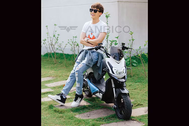 Phần đuôi xe cũng được nhà sản xuất Anbico thiết kế hài hòa, cụm đèn hậu vuốt cao kết hợp chắn bùn góc cạnh, tay nắm cạnh yên xe bọc cao su mềm rất thuận tiện cho người dùng. Hộc chứa đồ dưới yên được lót lớp nỉ cao cấp, không gian chứa đồ nhỏ chỉ đủ cho vài vật dụng cá nhân nhỏ khác.