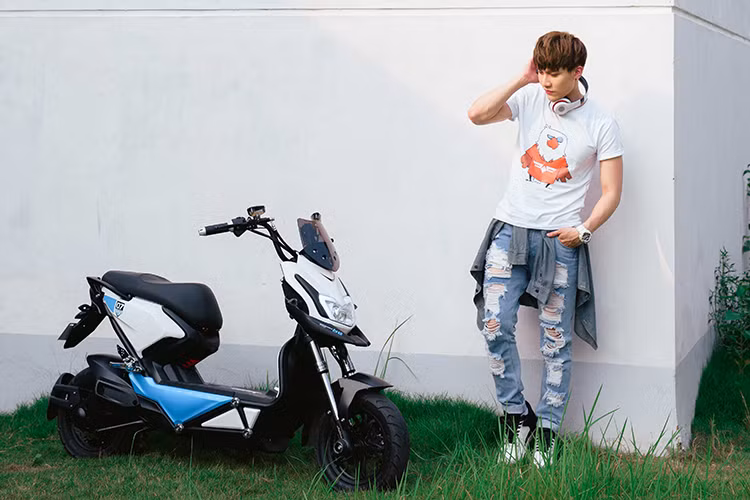 Ấn tượng đầu tiên khi "chạm mặt" mẫu xe điện đa năng Zoé là những đường nét thiết kế rất “sắc” và dứt khoát. Xe được trang bị hệ thống khung bằng ống thép đôi được tạo hình một cách khá nghệ thuật với những khớp nối làm điểm nhấn tạo nên vẻ cá tính khác biệt cho chiếc xe. Khi quan sát trực diện phần đầu xe, cụm đèn pha dạng bóng chiếu projector được bao bọc bởi hai đèn LED. 