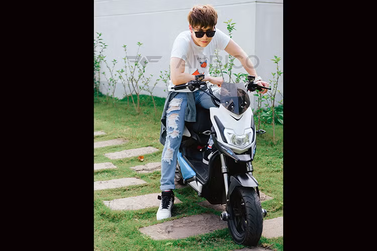 Ngoài ra, đèn báo rẽ được thiết kế với định dạng bóng LED màu vàng có thể đàn hồi chống lại việc gãy vỡ do va chạm. Ngay cả tấm chắn bùn bánh trước cũng được thiết kế với những đường gờ nổi tạo nên tổng thể hài hòa cho phần đầu xe. Việc bố trí tấm chắn phía trước cụm đồng hồ không chỉ giúp xe mang đậm phong cách xe môtô thể thao, mà còn gíup cho người dùng dễ quan sát các thông số hơn.