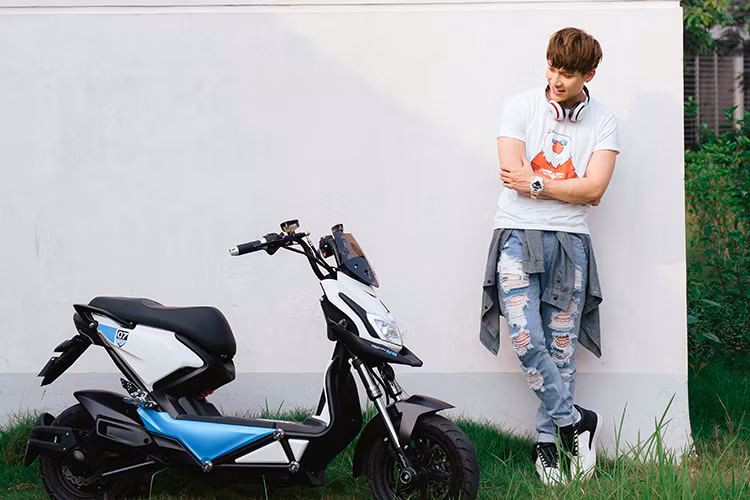 Yên xe của chiếc Zoe cũng là một điều thú vị, được thiết kế theo kiểu giật cấp với những đường chỉ may nổi bật, bề mặt yên rộng rãi giúp người sử dụng ngồi thoải mái. Điểm đặc biệt là một lò xo được đặt phía dưới khiến cho yên xe không bị sập xuống mỗi khi bạn mở lấy đồ, điều này là khá hữu ích. Chân chống cạnh bên của xe cũng được thiết kế khá cứng cáp, góc cạnh đầy tính thể thao.