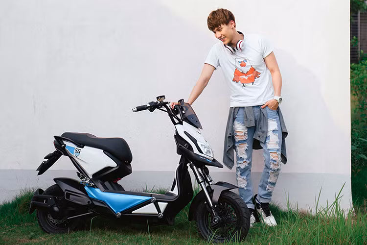 Cụm tay lái của Zoé cũng được thiết kế khá thú vị với hai bình dầu cho hai phanh đĩa trước sau được đặt nổi bật trên ghi đông xe. Gương xe góc cạnh tích hợp trang trí dạng đèn LED như trên gương chiếu hậu của những chiếc xe hơi hạng sang. Các phím bấm điều khiển được gia công tốt, bố trí hợp lý thuận tiện cho người sử dụng.