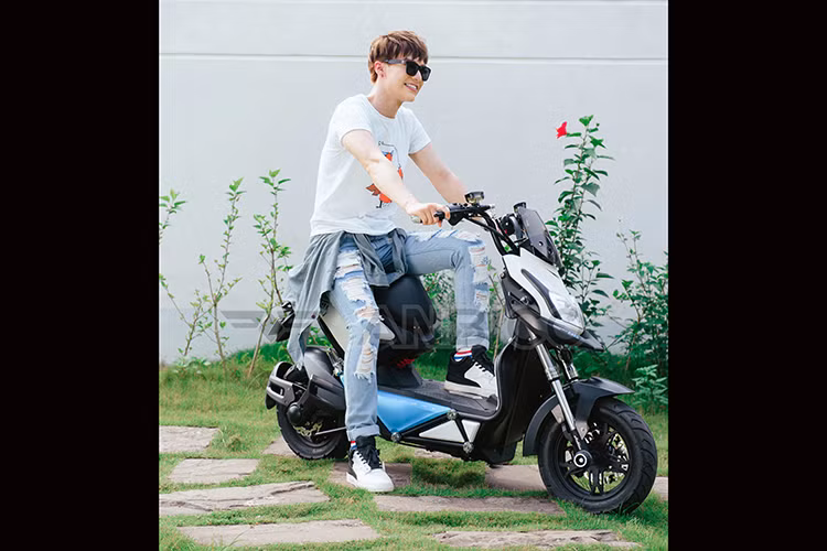 Cũng như các mẫu xe điện từng được ra mắt trong năm 2017 vừa qua của thương hiệu đình đám Anbico, Zoé cũng được trang bị hệ thống chống trộm với chìa khóa điều khiển từ xa điện tử tiện dụng cũng như hệ thống còi cảnh báo. Zoe sử dụng hai lốp không săm khiến bạn chẳng phải lo mỗi khi bị cán đinh trên đường. La zăng trước 5 chấu kép thể thao.