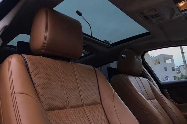 Xe được trang bị cửa sổ trời chỉnh điện khá rộng. Cửa sổ phía sau xe có rèm che nắng điều khiển bằng nút bấm. Cửa số trời phía trên có khả năng ngăn tia UV, giúp ảnh sáng tự nhiên dễ dàng lọt vào bên trong ca bin.