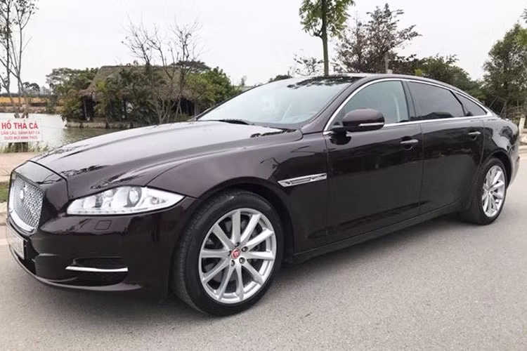 Phiên bản XJL Portfolio đời 2016 thời điểm hiện tại đang được bán chính hãng tại Việt Nam với mức giá lên tới khoảng 6 tỷ đồng. Nếu như tiết kiệm chi phí, bạn có thể lựa chọn chiếc XJL 2015 đã qua sử dụng hơn 36.000km này với giá bán chỉ 2,689 tỷ đồng.