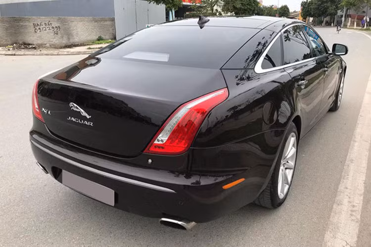 Tại thị trường Thế giới, phiên bản Jaguar XJ 2016 sẽ được bán có giá từ 91.000 USD (tương đương khoảng 2 tỷ đồng). Với phiên bản cao cấp nhất, Jaguar XJ Autobiography 2016 có mức giá khởi điểm 125.000 USD. 