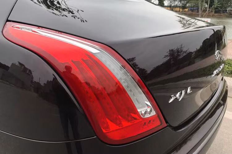 Gương chiếu hậu chỉnh điện tích hợp dải đèn LED báo rẽ. Đuôi xe có thiết kế bo tròn đầy cuốn hút. Cụm đèn hậu dạng LED, logo báo đốm gắn chính giữa, hệ thống ống xả đơn có chụp làm từ kim loại mạ chrome sáng.