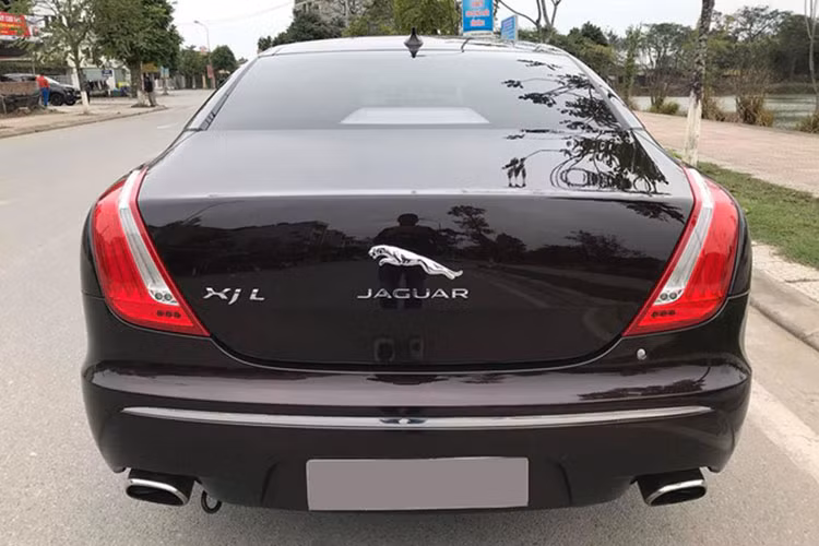 Kích thước của mẫu sedan hạng sang Jaguar này cũng chênh lệch không nhiều so với các đối thủ cùng phân khúc ở Việt Nam như BMW 7-Series, Mercedes-Benz S-Class hay Lexus LS... Mâm xe là loại 10 chấu đơn kích thước 20 inch đi kèm lốp Pireli.